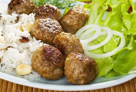 Ilustrácia rôznych jedál pripravených z vareného mäsa