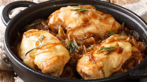 Ilustračné foto kuracieho mäsa na spôsob francúzskej cibuľačky