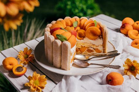 Prevrátená torta s marhuľami a šľahačkou