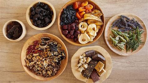 Koláž rôznych variantov ovocia a sušeného ovocia, ktoré sa dajú použiť v recepte