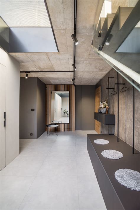 Interiér modernej mäsiarne s rôznymi produktami