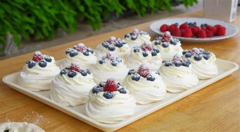 Mini Pavlova tortičky s ovocím