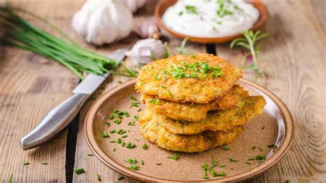Hotové zemiakovo-bryndzové placky s dipom
