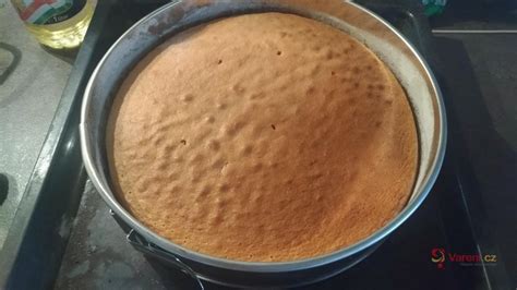 nadýchaný piškotový korpus