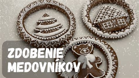 Torta z medovníkov poskladaná na podnose