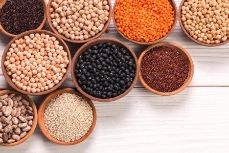 Misky s rôznymi druhmi strukovín