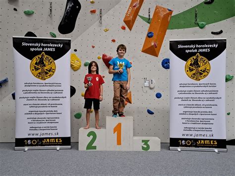 Ikona pohára s vodou a symbol vlákniny