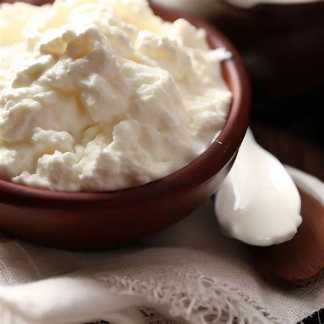 Ilustrácia miešania krému z mascarpone a tvarohu so šľahačkou