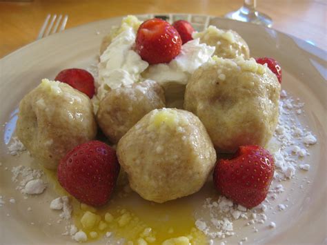 Fotografia hotových tvarohových guľiek s jahodami a posýpkou