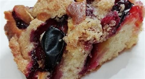 Detail slivkového koláča s chrumkavou posýpkou