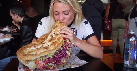 Foodblogerka Kate Ovens pri obrovskom kebab
