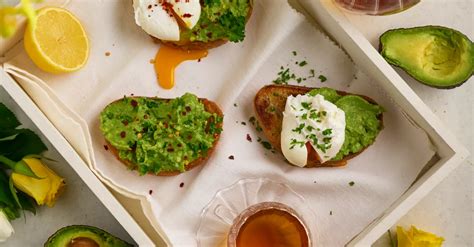 Avokádový chlebík s rajčinami a špenátom