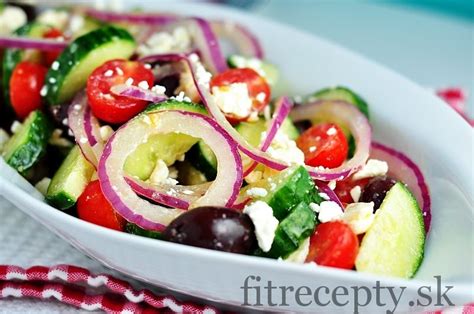 Servírovanie gréckeho šalátu