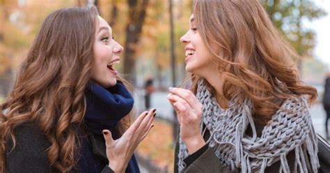 Ilustrácia páru pri rozhovore