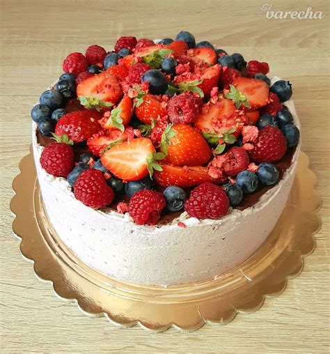 Torta s tvarohovým krémom a lesným ovocím