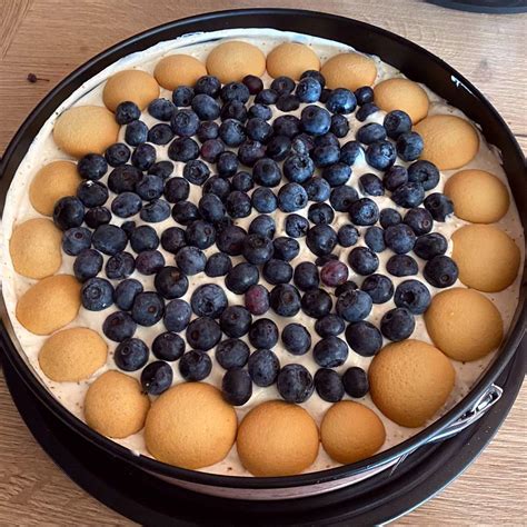 Vrstvený vegánsky koláč s piškótami a ovocím