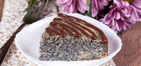 Nádoba s ingredienciami na hrnčekový makový koláč