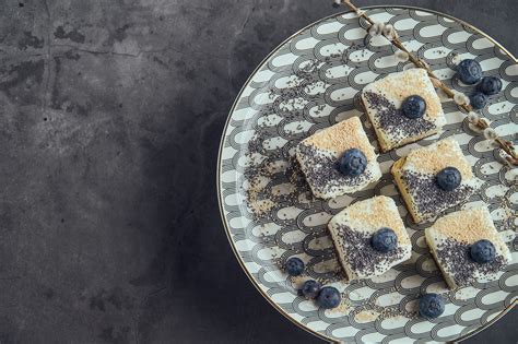 Špáradlo zapichnuté v upečenom makovom koláči