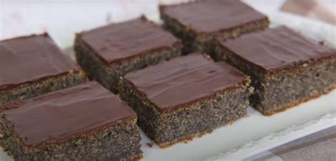 Makový koláč s polevou a posypom