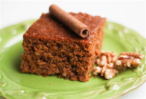 Hotový hrnčekový cuketový perník s orechami