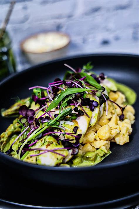 Infografika s rôznymi druhmi zeleniny a byliniek