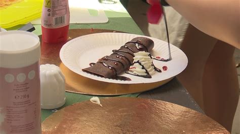 Deti si pochutnávajú na palacinkách