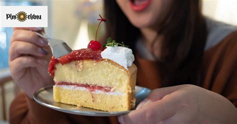 Servírovaný kúsok tvarohovo-pomarančovej torty