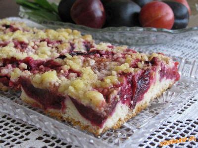 Ilustračná fotka slivkového koláča s posýpkou