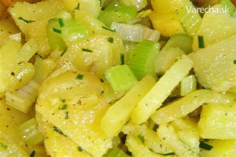 Servírovaný cibuľovo-zemiakový šalát s rybou