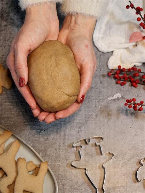 Ruky naťahujúce jemné cesto na obruse