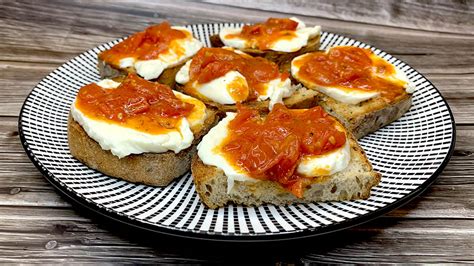 Ilustračná fotografia zapečeného chleba s mozzarellou a paradajkami