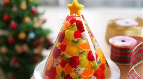 Vianočná Pavlová torta v tvare stromčeka