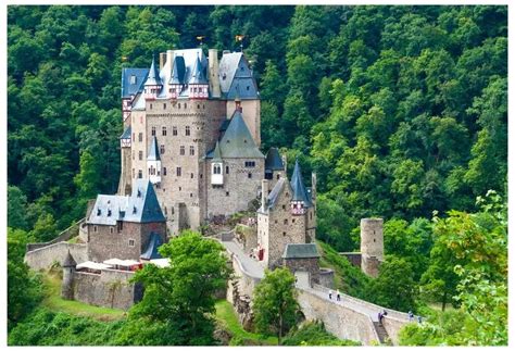 Stredoveký hrad s hradbami a vojakmi