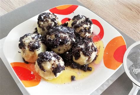 Ilustračné foto pudingových rezov s makom a jablkami