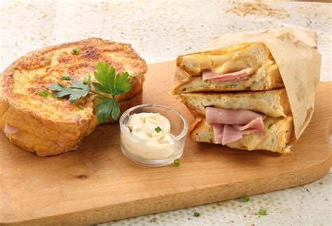 Plnený sendvič so šunkou a syrom