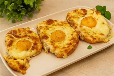 Gurmánsky chlieb vo vajíčku s tekutým žĺtkom