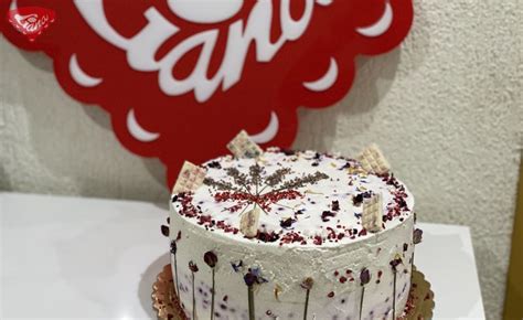 Torta zdobená jedlými zlatými trblietkami