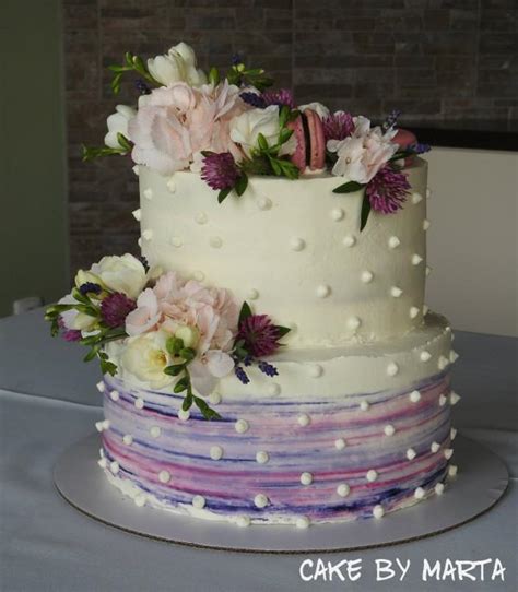 Ručne zdobená torta s bielym krémom