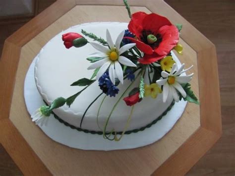 detaily zdobenia torty lúčnymi kvetmi