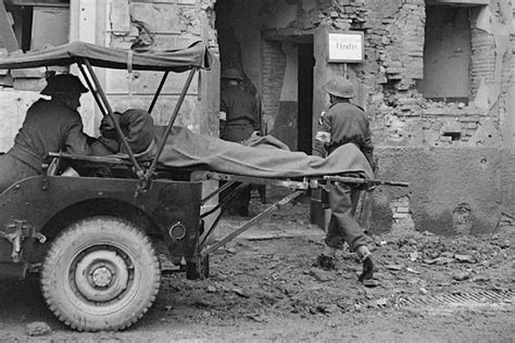 Historická fotografia z druhej svetovej vojny zobrazujúca vojakov s Molotovovými koktailmi