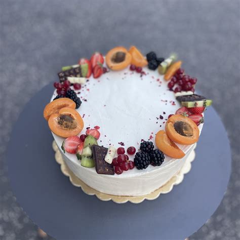 hotová torta so šľahačkovým krémom a ovocím