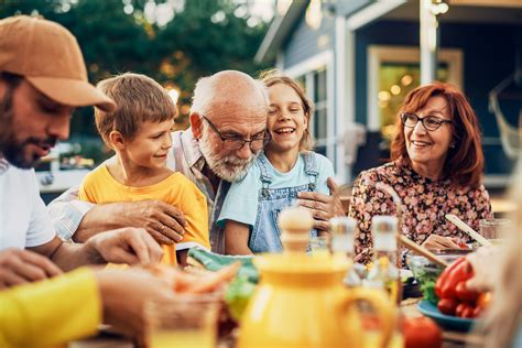Ilustrácia rodiny pri spoločnom stolovaní
