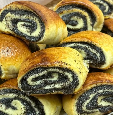Fotografia pleteného židovského chleba Challah posypaného makom