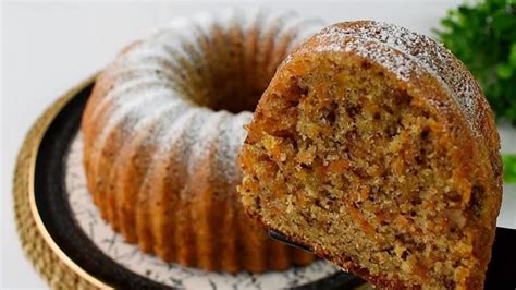 Rozkrojená mrkvová bábovka ukazujúca jej vláčnu štruktúru