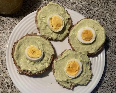 Grafika s benefitmi špenátu a avokáda