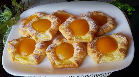 Tvarohový koláč z lístkového cesta s broskyňami