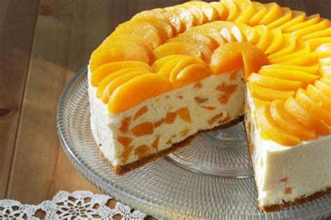 Hotová nepečená broskyňová torta