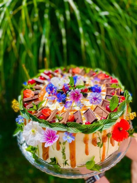 torta zdobená živými kvetmi