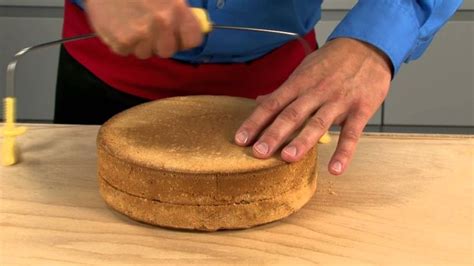 Vyrezávanie tortových korpusov do tvaru lopty