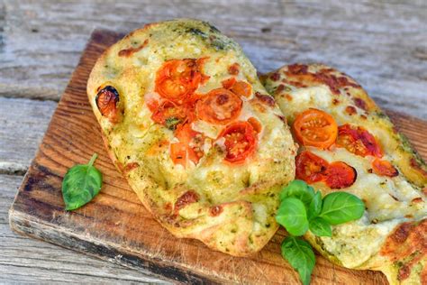 Ilustrácia rôznych druhov focaccie s rôznymi oblohami